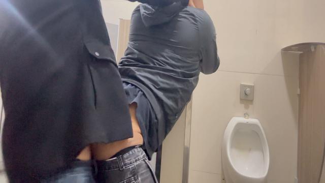 Dando gostoso pro macho casado no banheiro do mercado 