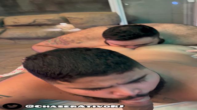 Uma pica na boca e uma boca no cu, olha que perfeição!