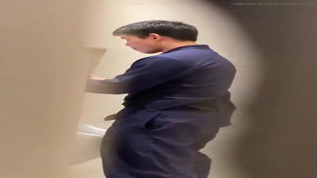 Flagra de machos Mijando em banheiro Pubiico