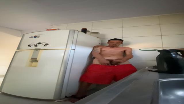 Prévia: enquanto a água do café ferve e a família dorme, eu gozo. 