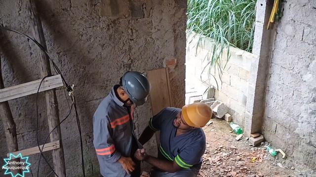 Eletricista fudendo o ajudante durante o serviço