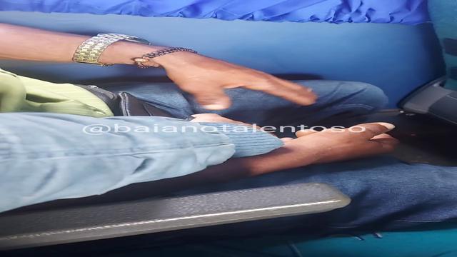  PEGANDO NA MALA DO COROA NA CARA DURA DENTRO DO ÔNI...