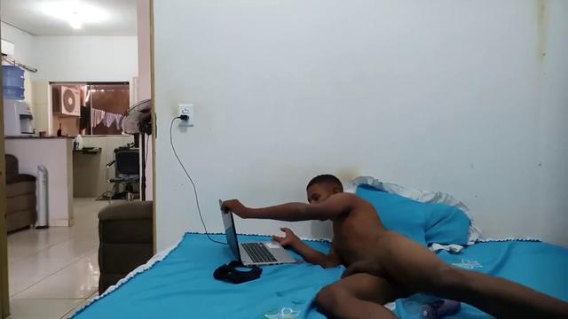 Novinho pirocudo da comunidade gozando gostoso, come...