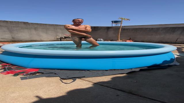 PRÉVIA: Nada melhor que banhar pelado e gozar gostoso na piscina. 