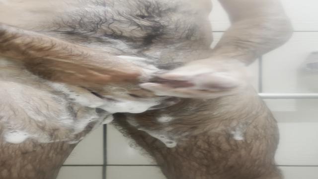 Alguém para passar o sabonete no meu pau?