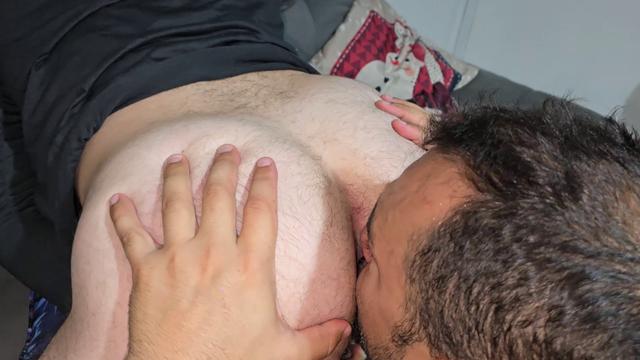 MACHO CASADO COM MULHER DÁ O CUZINHO AS ESCONDIDAS. 