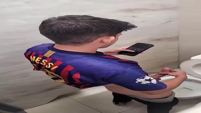 Novinho batendo uma