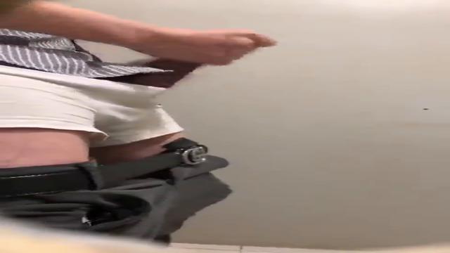 Batendo uma no banheiro do posto