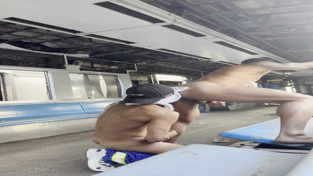 O maquinista me fudeu no trem abandonado