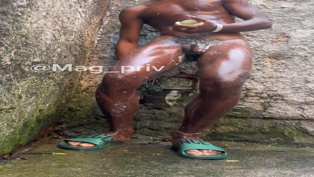 Tomando banho no quintal enquanto o vizinho me namor...