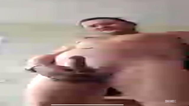 Quem aí lembra do motorista de ônibus cinquentão delícia demais gozando inédito sempre muito safado tava de folga em casa 