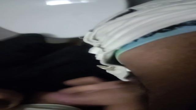Comendo o safado na cabine do banheiro 
