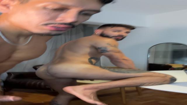 Gostoso bronzeado me comeu com força 