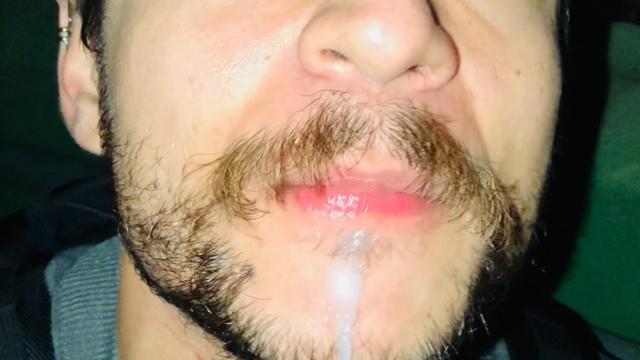 Sábado a noite dois machos aliviaram na minha boca (...
