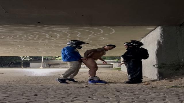 Eu e outro entregador arrombamos o mlk