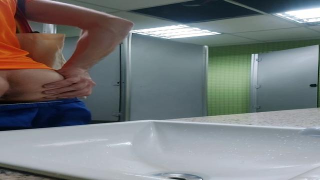 175 - Hétero me leitou no banheirão