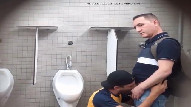 Hetero saindo da rotina e dando pauzão pra Yang mamar dentro do banheiro