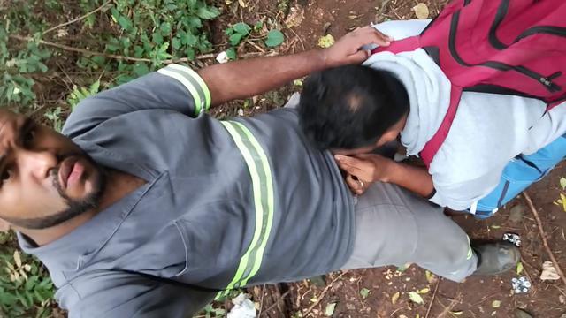 Novinho chupa 3 desconhecido no mato