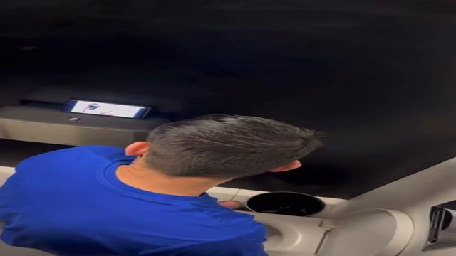 Safado batendo uma no banheiro até gozar 