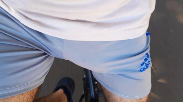 Pedalando mostrando a mala