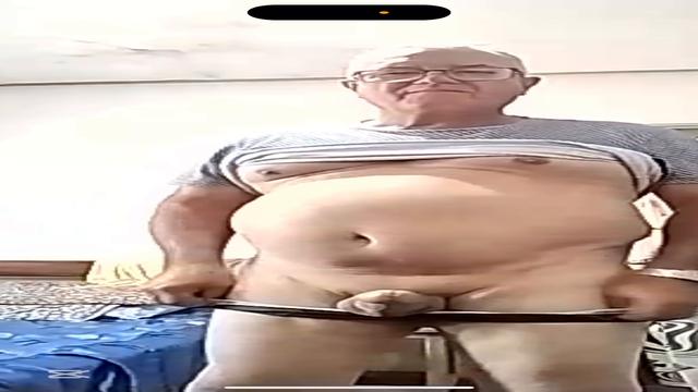 Esse é o coroa mais perfeito e rolado que você verá hoje .. inédito 60 anos pau cabeçudo bem duro .. cueca preta exclusivo e inédito 