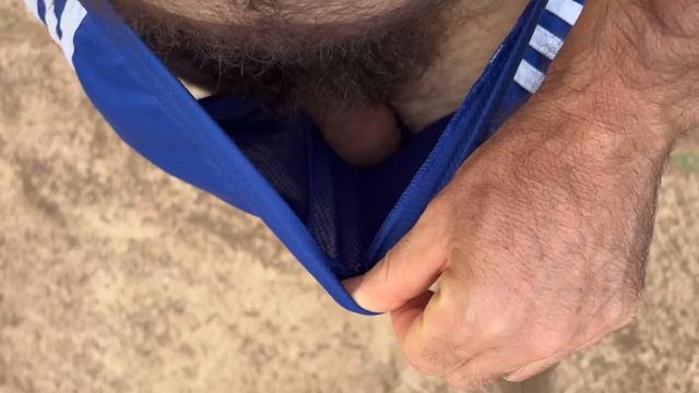 vídeo 3 de 7 - exibindo o pau quando sai para correr