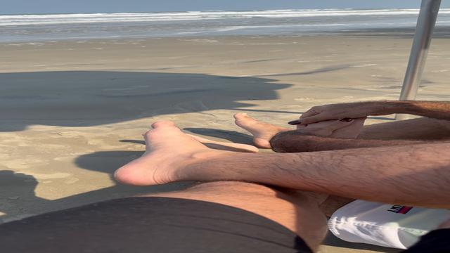 Até na praia, em público, viado deve servir!