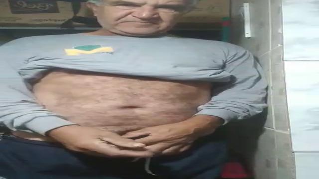 Seu armando  pedreiro 66 anos gosando 