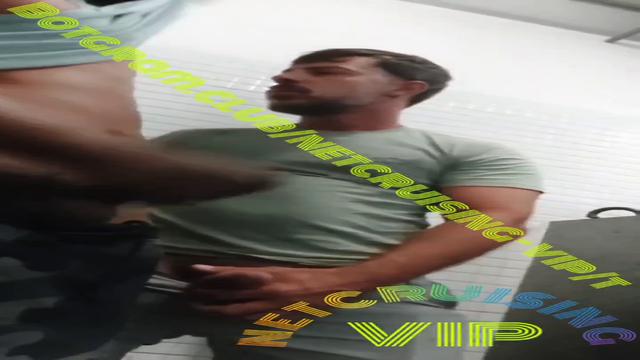 Gostosos e pauzudos se divertindo dentro do banheiro