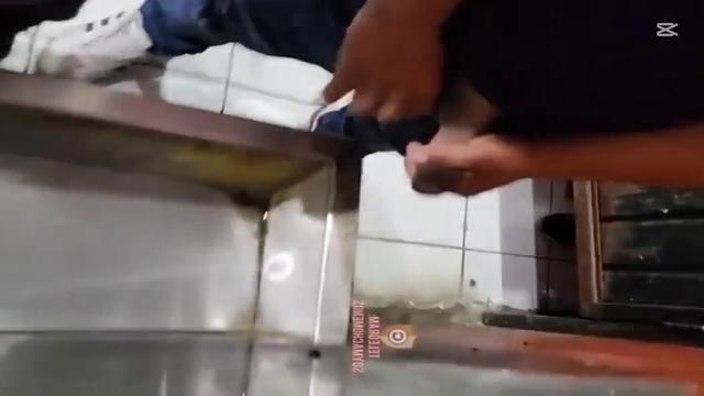Compilaçao de vários machos pauzudos mijando