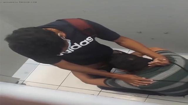 Novinho dando de mamar para o casado