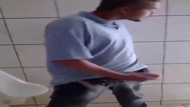 Exibindo o pau durão no banheiro 
