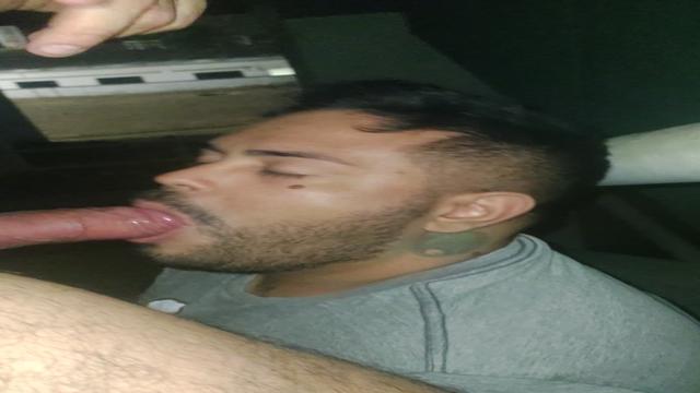 Gostoso me mamando nas escadas