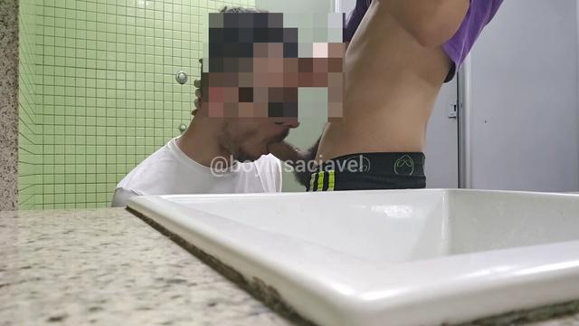 317 - novinho de 18 no banheirão