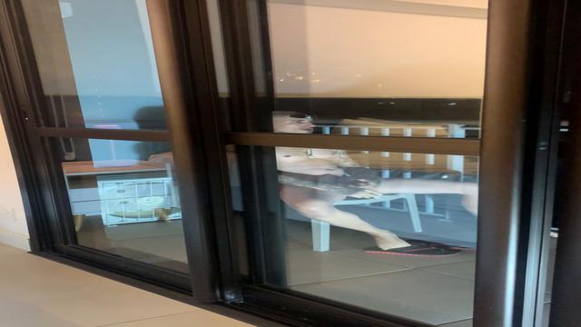 Flagrei o maloka fumando um na varanda.
