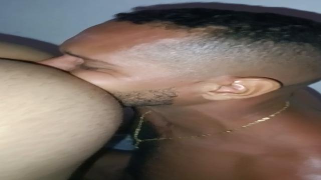 Chupando o cu do rabudo