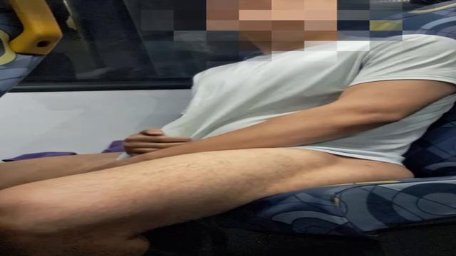 Gozando peladão no ônibus 