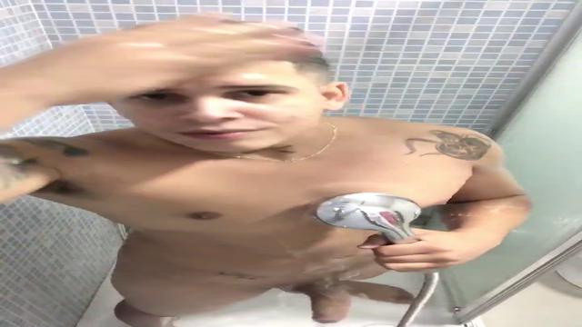 Mathius Butler lavando o pênis duro no chuveiro