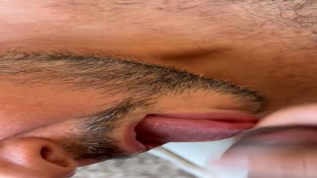 Moreno gozou na barba do branquinho 