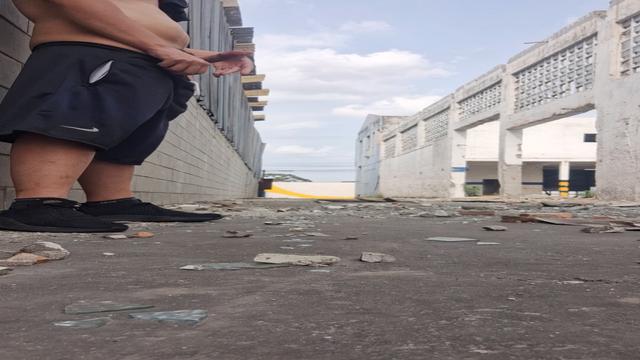 Punheta no prédio abandonado 2