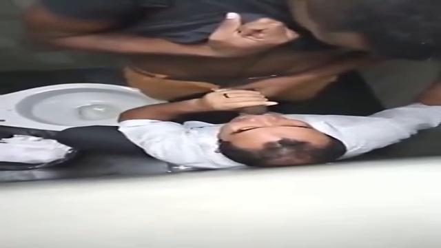 Ganhando uma mamada no banheiro 