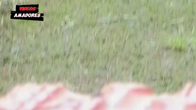 Loira puta mamando em público