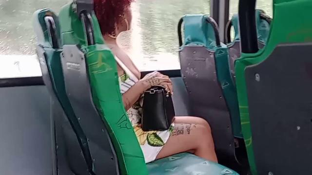 Me exibi no ônibus e corno melou a cueca 