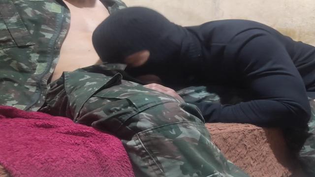 Chupando e tomando leite do meu compadre militar ?