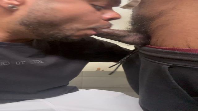 Mamando gostoso a pica do negão 