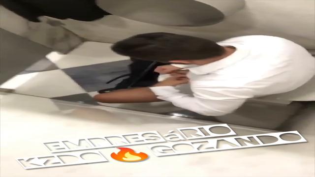 Punheta no banheiro do shopping (com gozada)
