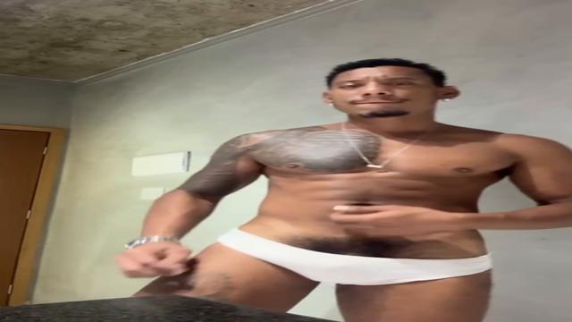 Sunga branca, com o pau bem pentelhdao ??‍?