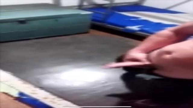 Policial 49 anos branquinho gostoso e muito safado gozando no quartel e depois dando aquela mijada INÉDITO 