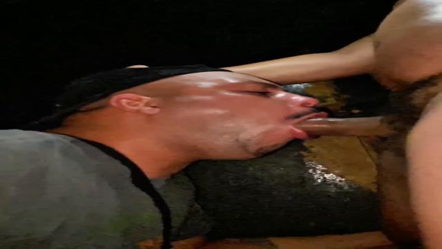 Eu não resisto a um pau grande, mamei na cabine