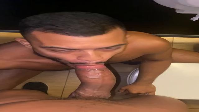  Fudendo com o dotado no banheiro do cinema  